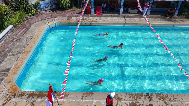 
 Peserta antusias mengikuti kegiatan Fun Swimming dan Lomba Agustusan.(Achmad Fauzi for Baca Malang)