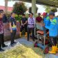 Kalapas Kelas 1 Malang Teguh Pamuji menyaksikan pembuatan silase oleh Dinas Peternakan Kab. Malang di SAE. (ist)