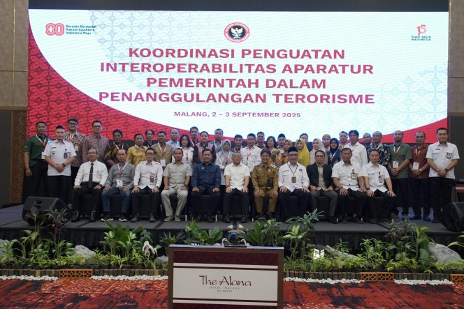 
 Direktur Pembinaan Kemampuan BNPT, Brigjen Pol. Wawan Ridwan bersama para undangan koordinasi penguatan Interoperabilitas Aparatur Pemerintah dalam penanggulangan terorisme di Malang. (ist)
