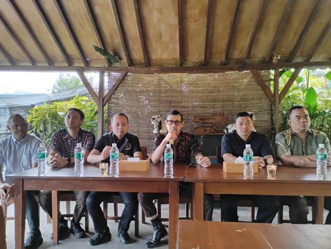 
 Kajari Batu, Dr. Andy Sasongko, S.H., M.Hum didampingi Kasi Intel, Mohammad Januar, S.H., M.H dan para Kasi, saat tengah memberikan keterangan kepada awak media. (Yan)