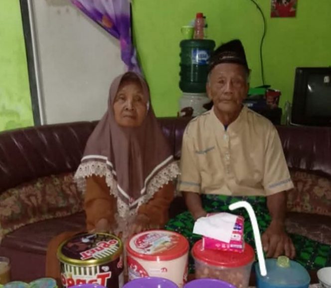 
 Samiran (berkopiah) yang tinggal di Dusun Mulyosari RT 21 RW 08, Desa Donomulyo, Kabupaten Malang, dilaporkan hilang sejak Senin, 8 September 2025. (Aryanti for Baca Malang)