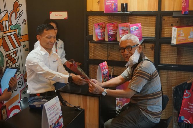
 Fahd Yudhanegoro, EVP Head of Circle Java Indosat Ooredoo Hutchison saat menyerahkan hadiah ke Pelanggan. (ist)
