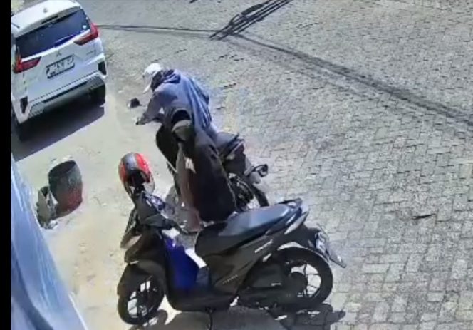 
 Aksi pelaku terekam kamera CCTV.(FB Singosari)