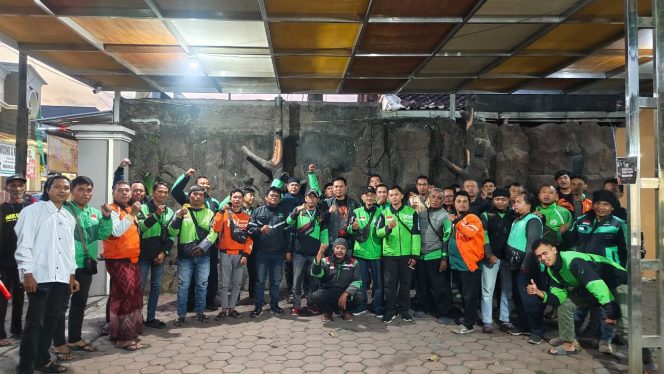 
 Anggota DPRD Kabupaten Malang dari Fraksi Golkar Fakih Pilihan melakukan silahturahmi dan menggelar doa bersama dengan komunitas ojek online. (ist)