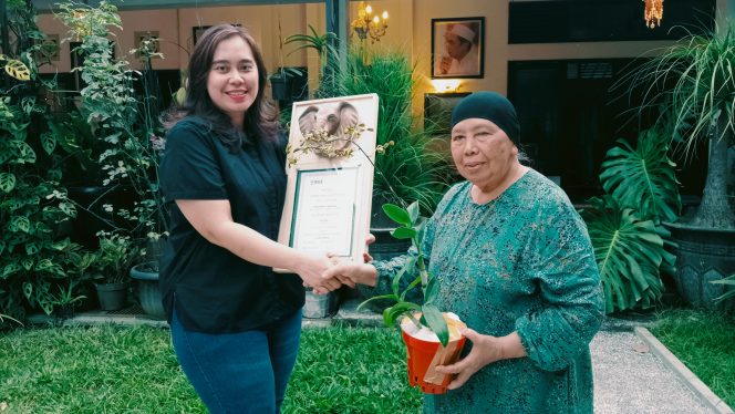 
 Perwakilan dari Team Dody Christanto bersama Hj. Sautik sebagai pemegang Hak Paten Anggrek Gajah Baru dengan sertifikat dari Royal Horticultural Society (RHS) International. (ist)