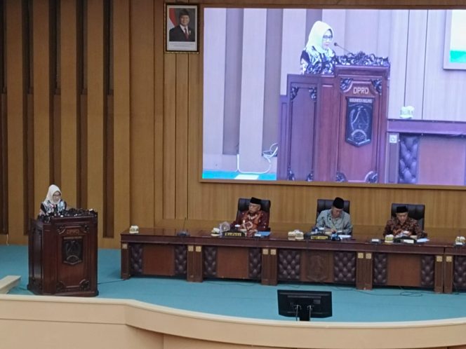 
 Fraksi PDI Perjuangan Kabupaten Malang menyampaikan pandangan umum fraksi pada rapat paripurna yang dibacakan Juru Bicara Sih Purwaningtyastuti. (ist)