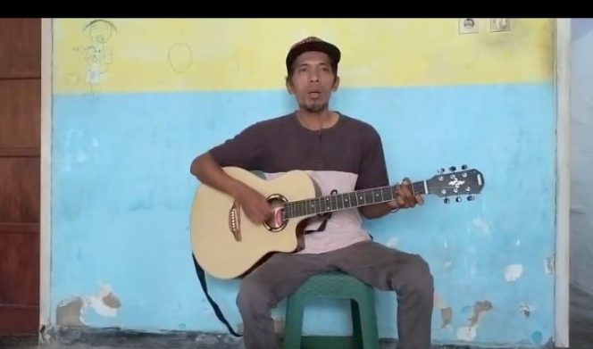 
 Eko Pramono, penyandang disabilitas asal Desa Pesanggrahan, Kota Batu, saat tengah menciptakan lagu baru dengan judul 