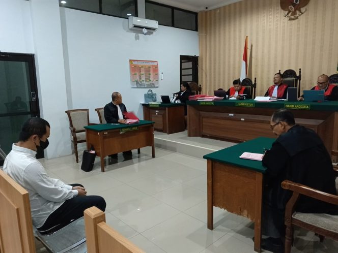 
 Terdakwa Syaiful Adhim (kemeja putih) saat persidangan kasus dugaan pemalsuan merek Pioneer CNC Indonesia dengan agenda putusan sela yang berlangsung di Pengadilan Negeri (PN) Kepanjen. (ist)