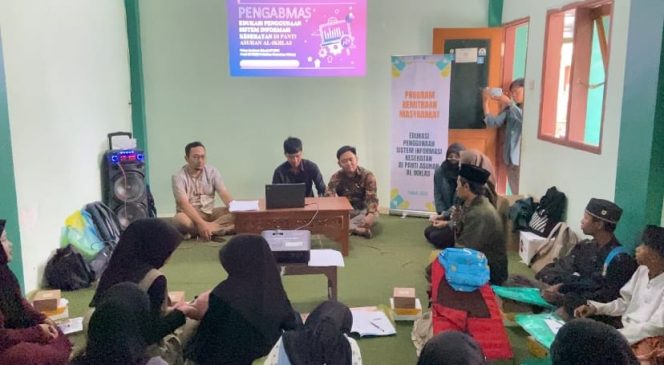 
 Tim dosen dan mahasiswa dari Poltekkes Kemenkes Malang menggelar kegiatan Edukasi Penggunaan Sistem Informasi Kesehatan di Panti Asuhan Al-Ikhlas.  (ist)
