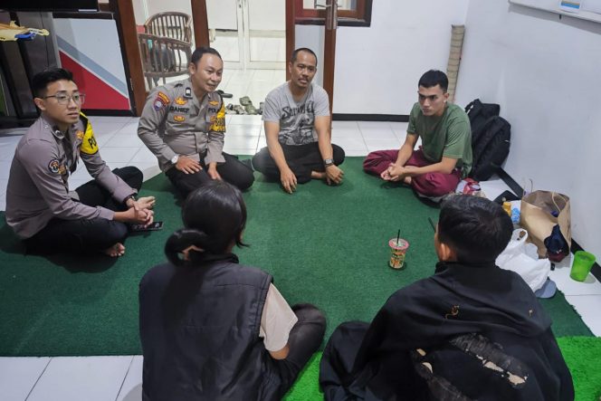 
 Polisi RW sedang memberikan informasi untuk membangun komunikasi dengan warga. (ist)