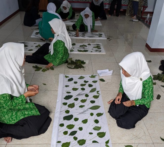 
 Peserta antusias mengikuti 
pelatihan ecoprint.(ist).