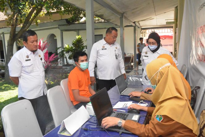 
 Kalapas kelas 1 Malang Teguh Pamuji saat meninjau pelaksanaan ACF TBC di Lapas Kelas I Malang. (ist)