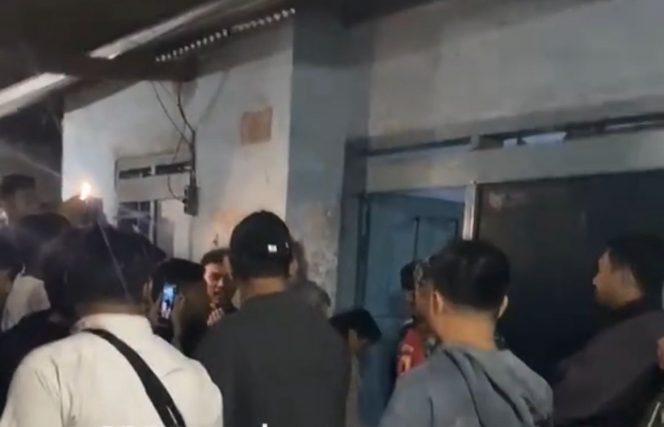 
 Sebuah rumah kontrakan digerebek warga bersama aparat gabungan karena diduga menjadi tempat praktik prostitusi dan pesta minuman keras di Desa Rogonoto, Kecamatan Singosari, Kabupaten Malang, Senin (27/10/2025).(IG @info_malang)