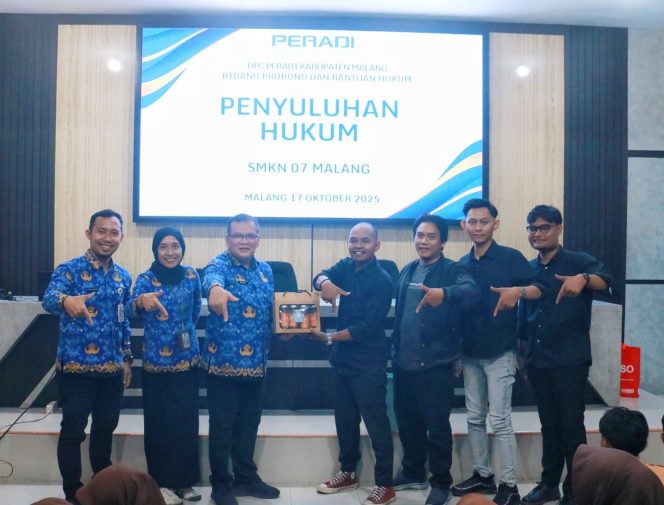 
 Berfoto bersama pada kegiatan yang berlangsung sukses, penyuluhan hukum bagi siswa, oleh DPC PERADI Kabupaten Malang melalui Bidang Probono dan Bantuan Hukum di SMKN 7 Kota Malang. (Sulistio for Baca Malang)