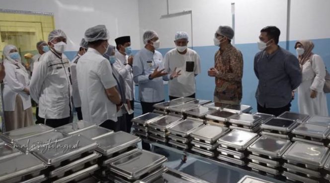 
 Wali Kota Malang Wahyu Hidayat beserta jajaran Pemkot Malang, foto bersama guru dan murid SD Katolik Santa Maria II Kota Malang