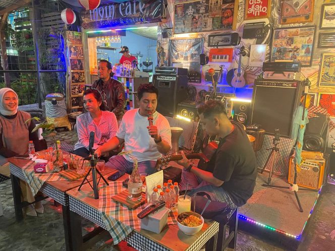 
 Hiburan live musik, yang memanjakan para pengunjung di Ingin Cafe sembari menikmati menu-menu yang tersedia dengan harga yang terjangkau. (Yan)