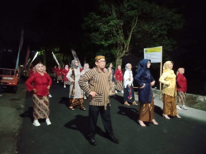 
 Camat Junrejo, Parman saat sesi foto bersama Forkopimcab beserta Kades dan Lurah se-Kecamatan Junrejo, dalam kegiatan acara Junrejo Tempo Doeloe. (Yan)