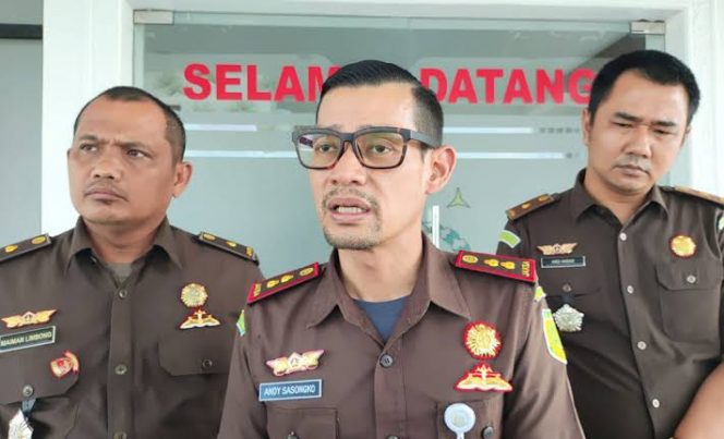 
 Kajari Batu, Andy Sasongko, S.H., M.Hum saat tengah diwawancarai awak media. (Yan)