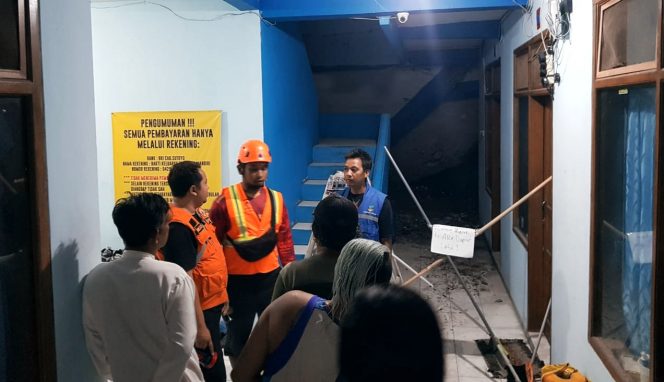 
 (BPBD) Kabupaten Malang melakukan penanganan bencana longsor dipicu hujan lebat disertai angin kencang mengakibatkan kerusakan bangunan di Desa Landungsari, Kecamatan Dau.(BPBD for Baca Malang)
