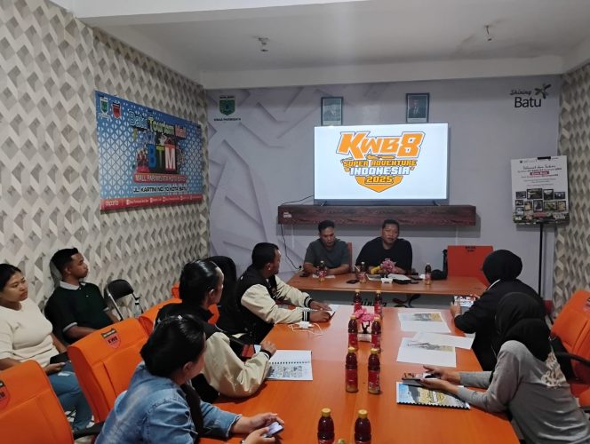 
 Owner Boze Enterprise, Dedy Sujarwadi didampingi anggotanya, saat tengah menggelar konferensi pers KWB 8 Super Adventure Indonesia 2025. (Yan)