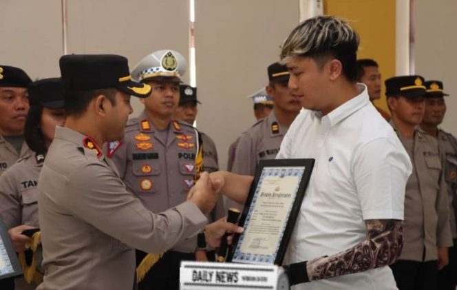 
 Kanit Resmob Tim Singo Mbatu Sat Reskrim Polres Batu, Aiptu Tony Rudianto, saat tengah menerima penghargaan dari Kapolres Batu, AKBP Andi Yudha Pranata atas kontribusinya dalam mengungkap kasus kriminalias beberapa waktu lalu. (Yan)