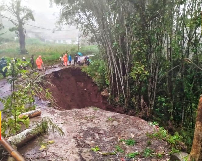 
 Tanah longsor terjadi di dua titik di Dusun Jeruk RT 03 RW 06, Desa Srigading, Kecamatan Lawang, Kabupaten Malang, pada Rabu (22/10/2025).(IG BPBD)