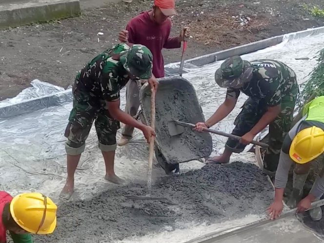 
 Prajurit TNI AU ikut rampungkan pembangunan jalan rabat beton di Lebakharjo. (ist)