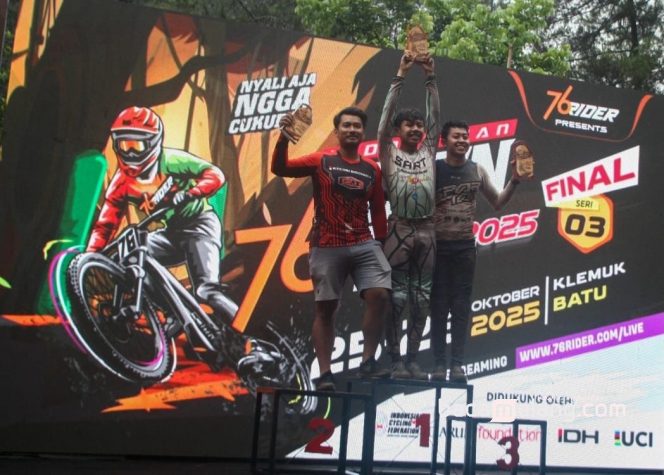
 Rookie Pandu Satrio Perkasa menunjukkan trofi kemenangannya sebagai juara umum. (ist)