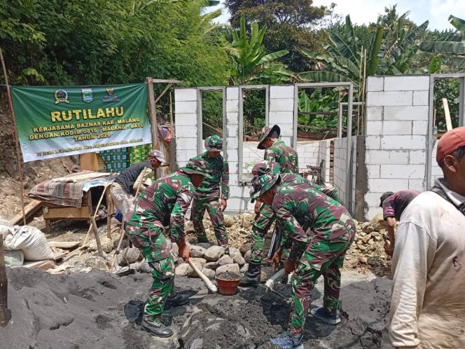 
 Para anggota Satgas TMMD 126 dan masyarakat bahu membahu merenovasi rumah tak layak huni di Dusun Lebaksari. (ist)