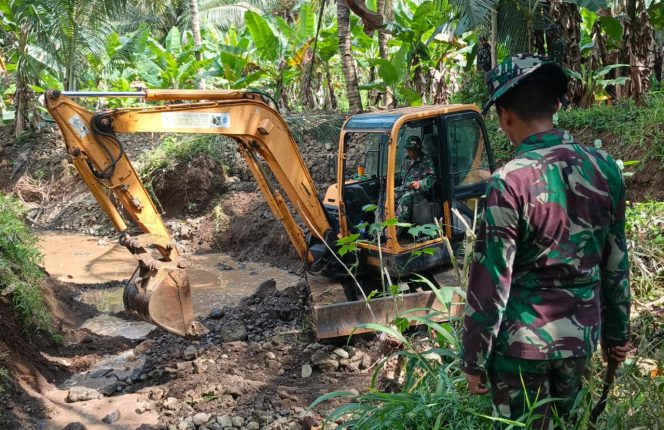 
 Satgas TMMD 126 Lebakharjo menormalisasi Sungai Antrokan di Dusun Lebaksari. (ist)