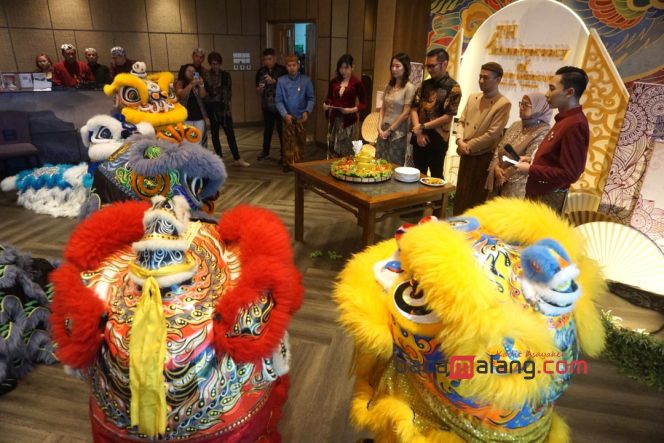 
 Barongsai Klenteng Eng An Kiong saat ritual Cai Cing Bao, dalam Anniversary ke-4 Hotel Grand Mercure Malang Mirama, Jumat (10/10/2025).(Nedi Putra AW)