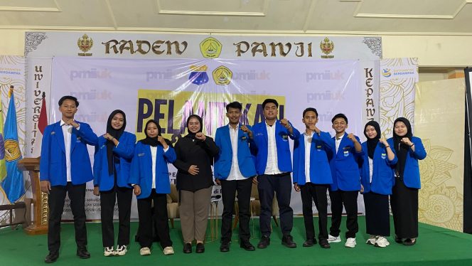 
 Tokoh Pemuda Kabupaten Malang, yang juga Bendahara Umum KNPI Kabupaten Malang, Azizah Zam Zam (jas hitam) berfoto bersama pengurus PMII.(Zam-zam for Baca Malang)