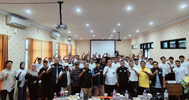 
 Berfoto bersama di sela kegiatan Kursus Wasit C-3 Askab PSSI Kabupaten Malang di Universitas Kepanjen pada Rabu (15/10/2025).(Tri for Baca Malang)