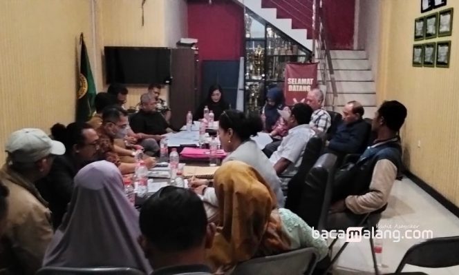 
 Suasana pertemuan tertutup antara para user dan petani yang didampingi advokat saat melakukan klarifikasi dengan notaris. Pertemuan tersebut turut dihadiri oleh Majelis Pengawas Daerah (MPD) Notaris Kabupaten Malang dan berlangsung di Kantor INI, Jalan Kayutangan. (ohim)