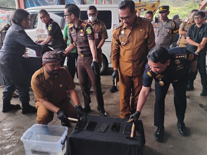 
 Kajari Batu, Andy Sansongko, Wali Kota Batu, Nurochman, Wakil Wali Kota Batu, Heli Suyanto, saat melakukan pemusnahan. (Yan)
