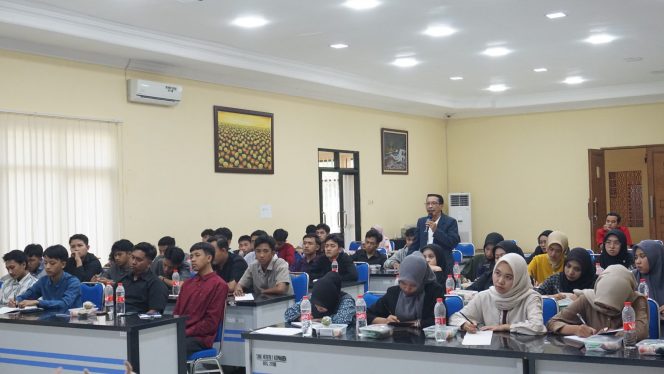 
 Agus Subiyantoro, SH, Wakil Ketua I DPC PERADI Kepanjen sekaligus Kepala BBHAR Kabupaten Malang, mengisi sebuah materi tentang hukum di sekolah.(Agus for Baca Malang)