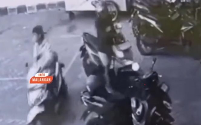 
 Akdi pelaku ranmor terekam kamera CCTV di minimarket Randuagung Singosari.(IG Infomalangan)