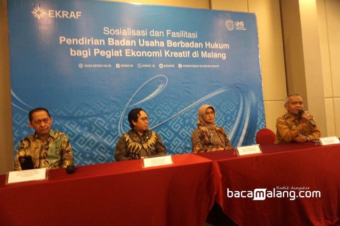 
 Dari kiri-Direktur Pengembangan Fasilitasi Kekayaan Intelektual, Kementerian Ekraf/Badan Ekraf, Muhammad Fauzy, Deputi Bidang Strategis Ekonomi Kreatif, Kemenekraf/Badan Ekara, Cecep Rukendi, S.Sos. MBA, Wakil  Rektor Bidang Akademik dan Penelitian Universitas Sebelas Maret, Surakarta Prof. Dr. Fitria Rahmawati, S.Si, M.Si, dan Kepala Dinas Kepemudaan, Olahraga dan Pariwisata Kota Malang Baihaqi  SPd, SE, M.Si saat Sosialisasi dan Fasilitasi Pendirian Badan Usaha Berbadan Hukum bagi Pegiat Ekonomi Kreatif di Harris Hotel & Conventions Malang, Selasa (18/11/2025). (Nedi Putra AW)