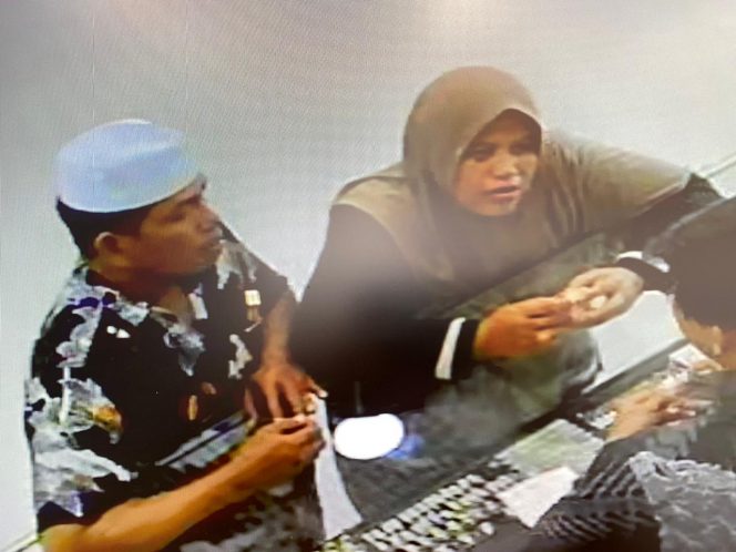 
 Kedua pelaku terekam kamera CCTV.(R for Baca Malang)