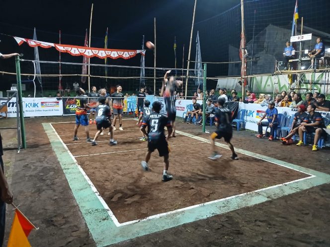 
 Salah satu laga turnamen bola voli Nawak Cup I di Cepokomulyo Kepanjen.(Huda for Baca Malang)