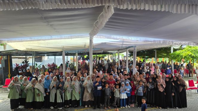 
 Kepala sekolah, guru, wali murid, dan masyarakat yang hadir berpose bersama Ustadz Bendri dalam kegiatan Parenting Akbar di Kampus 1 Insan Permata Malang, Jalan Akordion Utara No.3 Tunggulwulung, Kecamatan Lowokwaru, Kota Malang, Sabtu (8/11/2025). (Dok. Yayasan Insan Permata Malang).