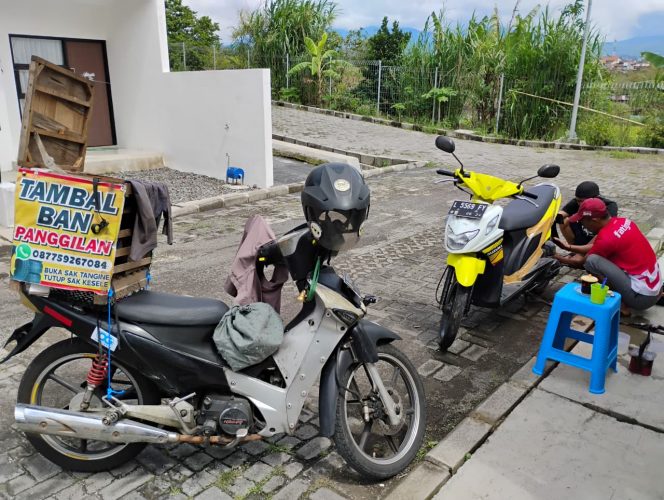 
 Sugianto, saat tengah melayani pelanggan dengan menambal ban sepeda motor yang bocor. (Yan)
