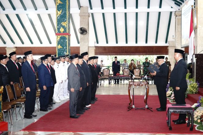 
 Dalam upaya penyegaran dan penerapan sistem manajemen kepegawaian yang berorientasi pada tata kelola pemerintahan yang baik (good governance), Bupati Malang Drs. H. M. Sanusi, M.M., melantik lebih dari 150 pejabat, Rabu (12/11/2025) siang, di Pendopo Agung Kabupaten Malang.