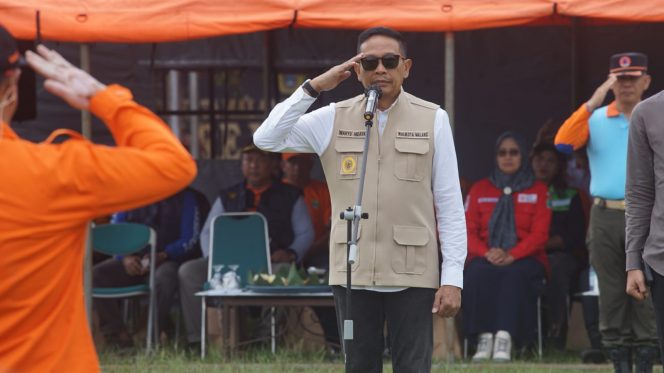 
 Wali Kota Malang Dr Wahyu Hidayat membuka kegiatan simulasi atau gladi bencana di Lapangan Amprong, Sabtu (15/11/2025). (ist)