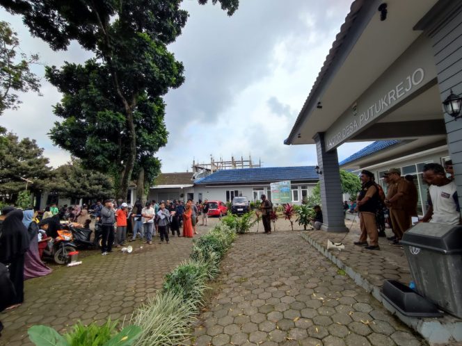 
 Puluhan warga Desa Putukrejo melakukan aksi demonstrasi menuntut proyek pembangunan SPAM Perumda Tirta Kanjuruhan dihentikan sementara. (bacamalang/Dhimas) 