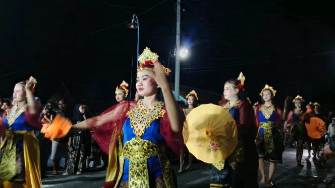 
 Salah satu grup yang memarakkan kegiatan Karnaval Barikan Waringin Putih di Desa Karangkates Sumberpucung.(Dok KIM Karangkates)