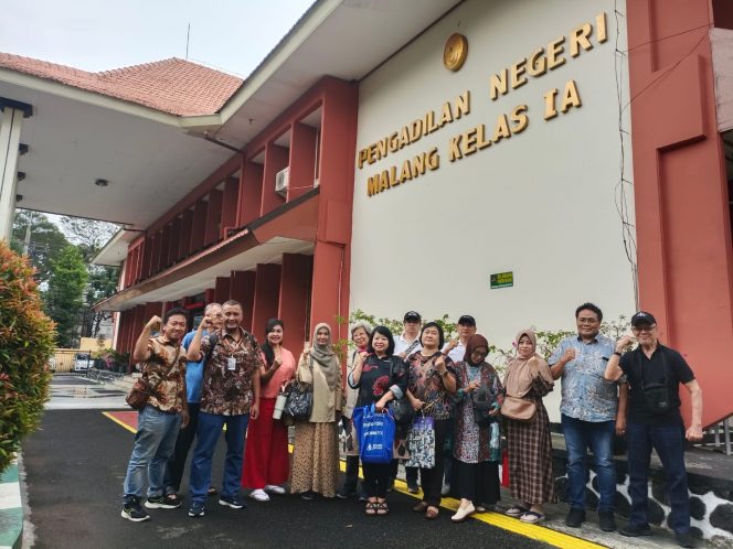 
 Para penghuni Apartemen Malang City Point mendatangi Pengadilan Negeri (PN) Kota Malang untuk menyampaikan penolakan terhadap rencana pengosongan apartemen. (ist)