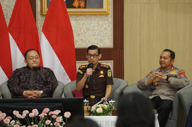 
 Kejari Batu, Andy Sasongko saat tengah memberikan sambutan dalam kegiatan acara FGD di Graha Pancasila, Pemkot Batu. (Yan)