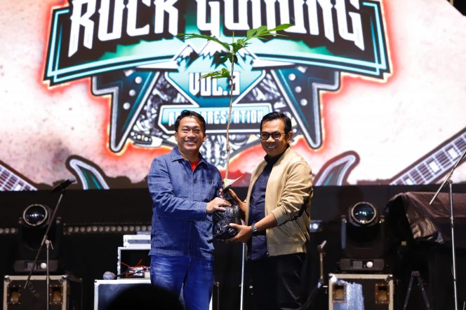 
 Wali Kota Batu, Nurochman menyerahkan bibit pohon sukun kepada Kadisparta Kota Batu, Onny Ardianto untuk ditanam sebagai bagian dari program penghijauan kawasan perbukitan Kota Batu. (Yan)