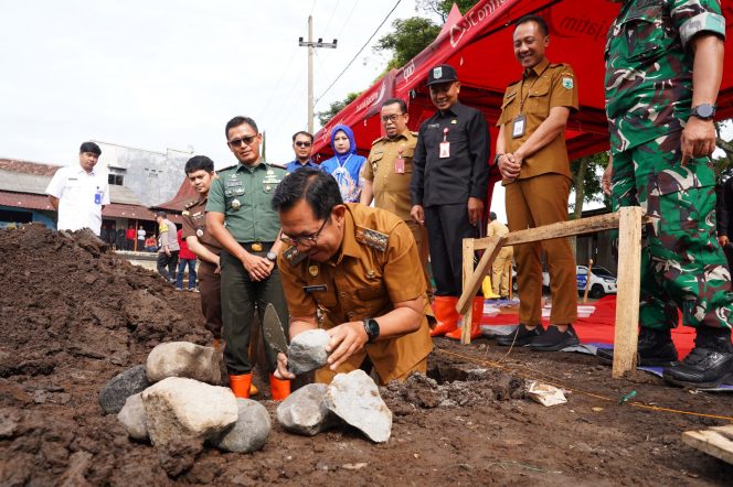 
 Wali Kota Batu, Nurochman saat melakukan peletakan batu pertama pembangunan gerai KDMP di Desa Torongrejo. (Yan)